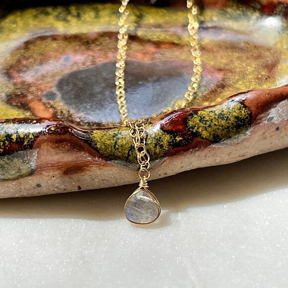 Gold Filled Dainty Labradorite Pendant Necklace / Everyday Crystal Necklace